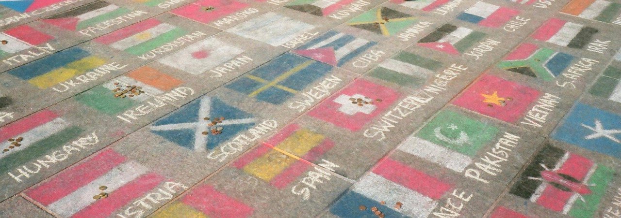 Foto | Banderas pintadas en pavimento