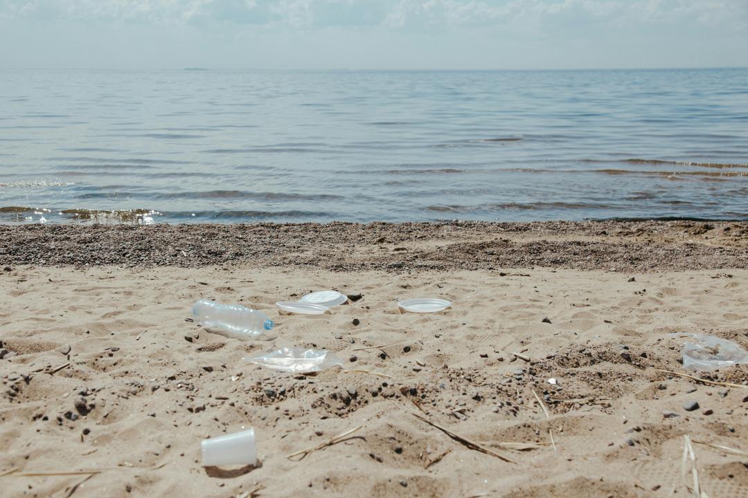 Foto | Litoral lleno de residuos plásticos